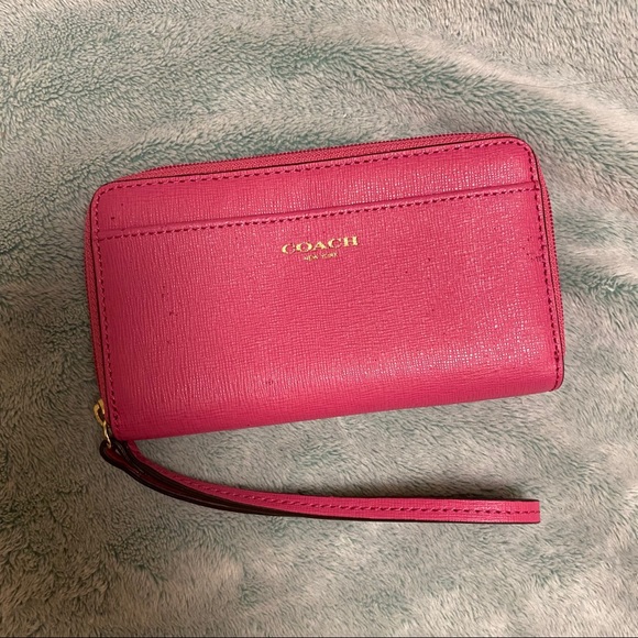 🐳 NWT Magenta pink Coach wristlet - Picture 1 of 9